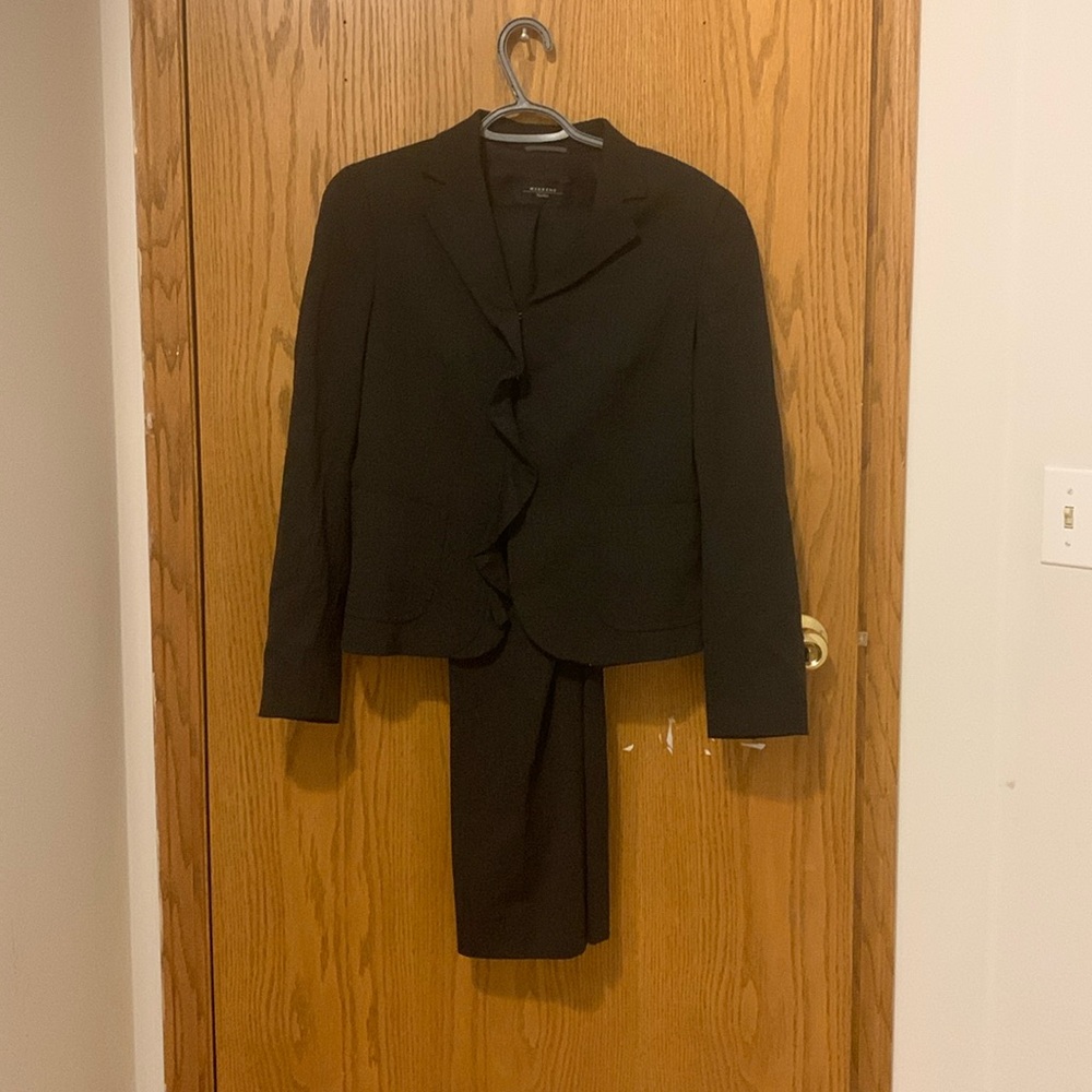 MaxMara Gray wool suit with Notched Lapel and very unique ruffle design